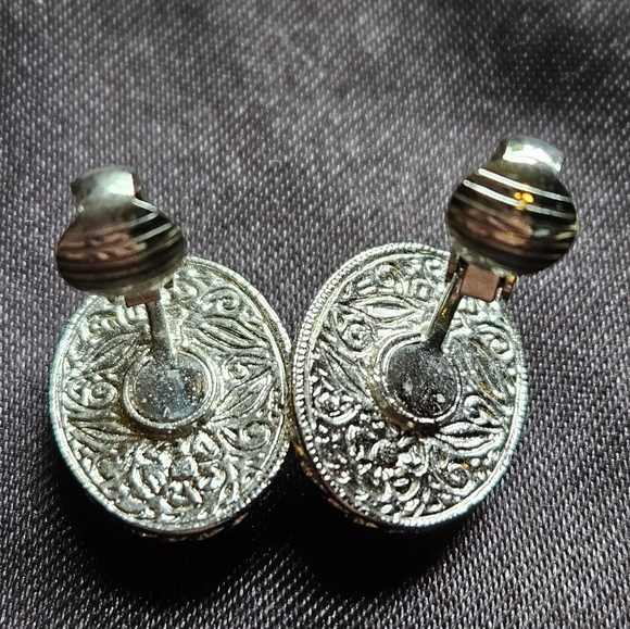 VINTAGE 1960'S LIGHT PINK & SILVER CLIP-ON EARRINGS - Picture 3 of 3